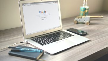light-smartphone-macbook-mockup-67112